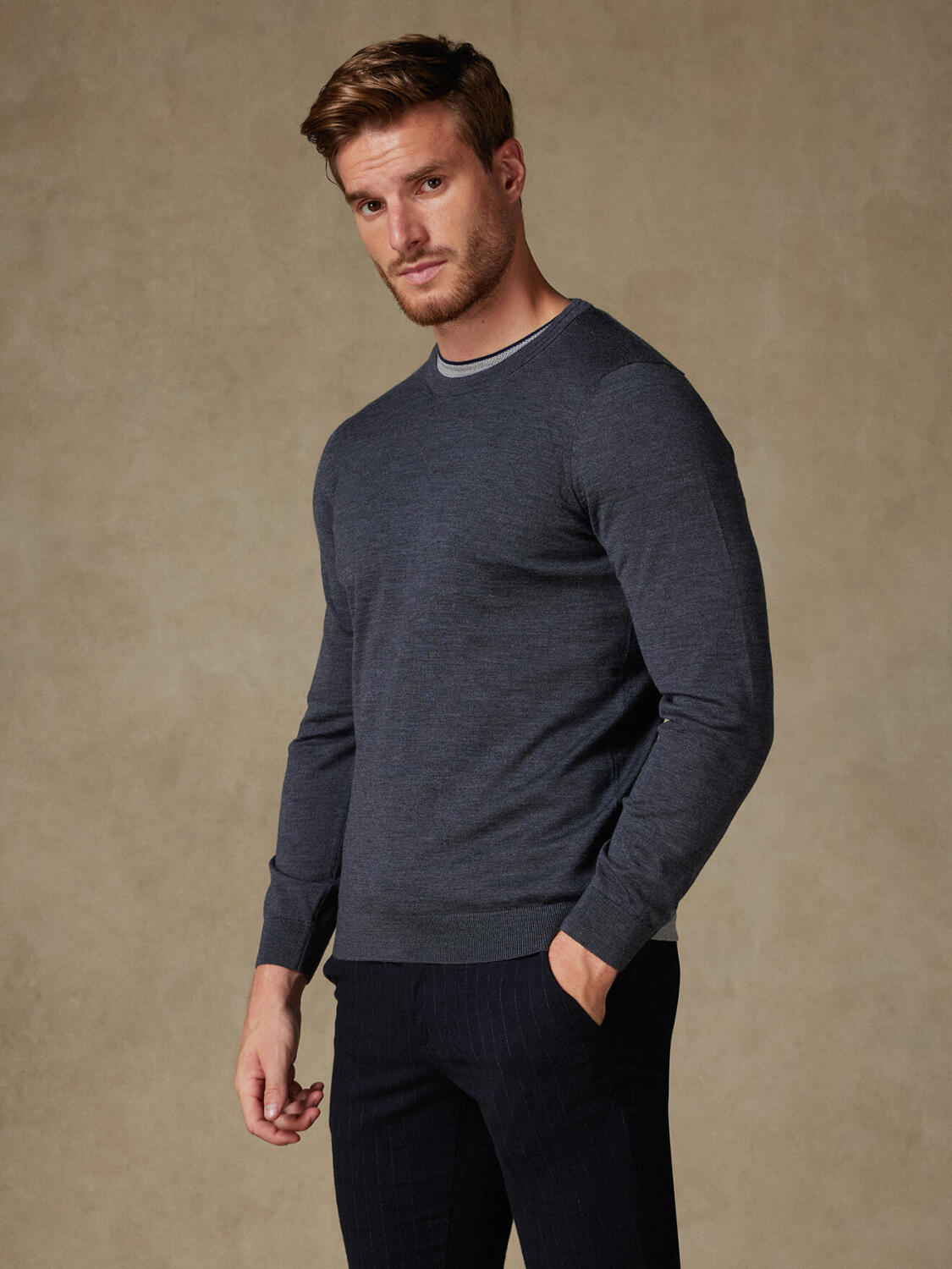 Russel round neck in charcoal grey merino