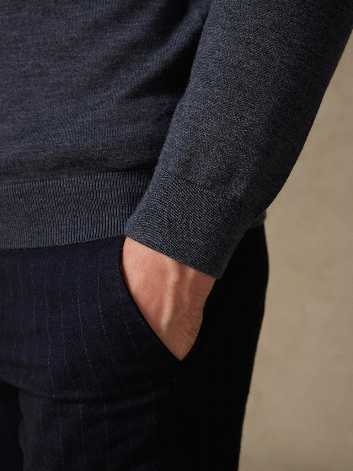 Russel round neck in charcoal grey merino