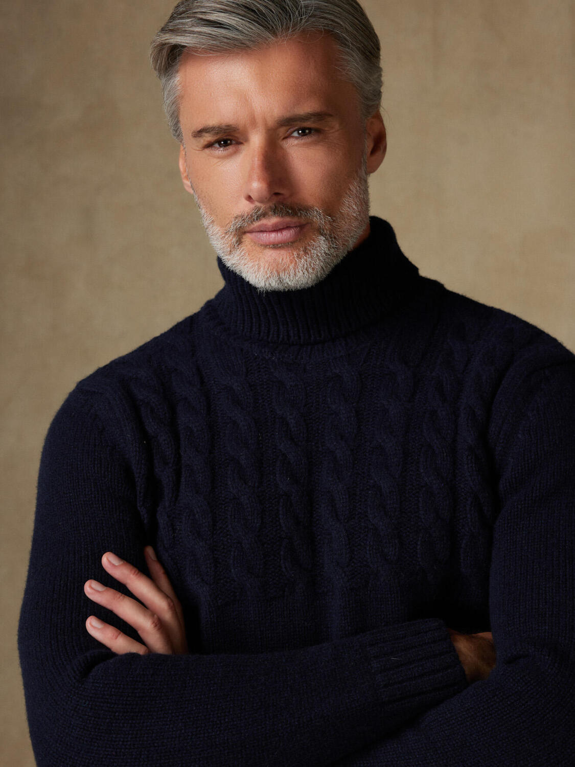 Cuello alto Abby azul marino