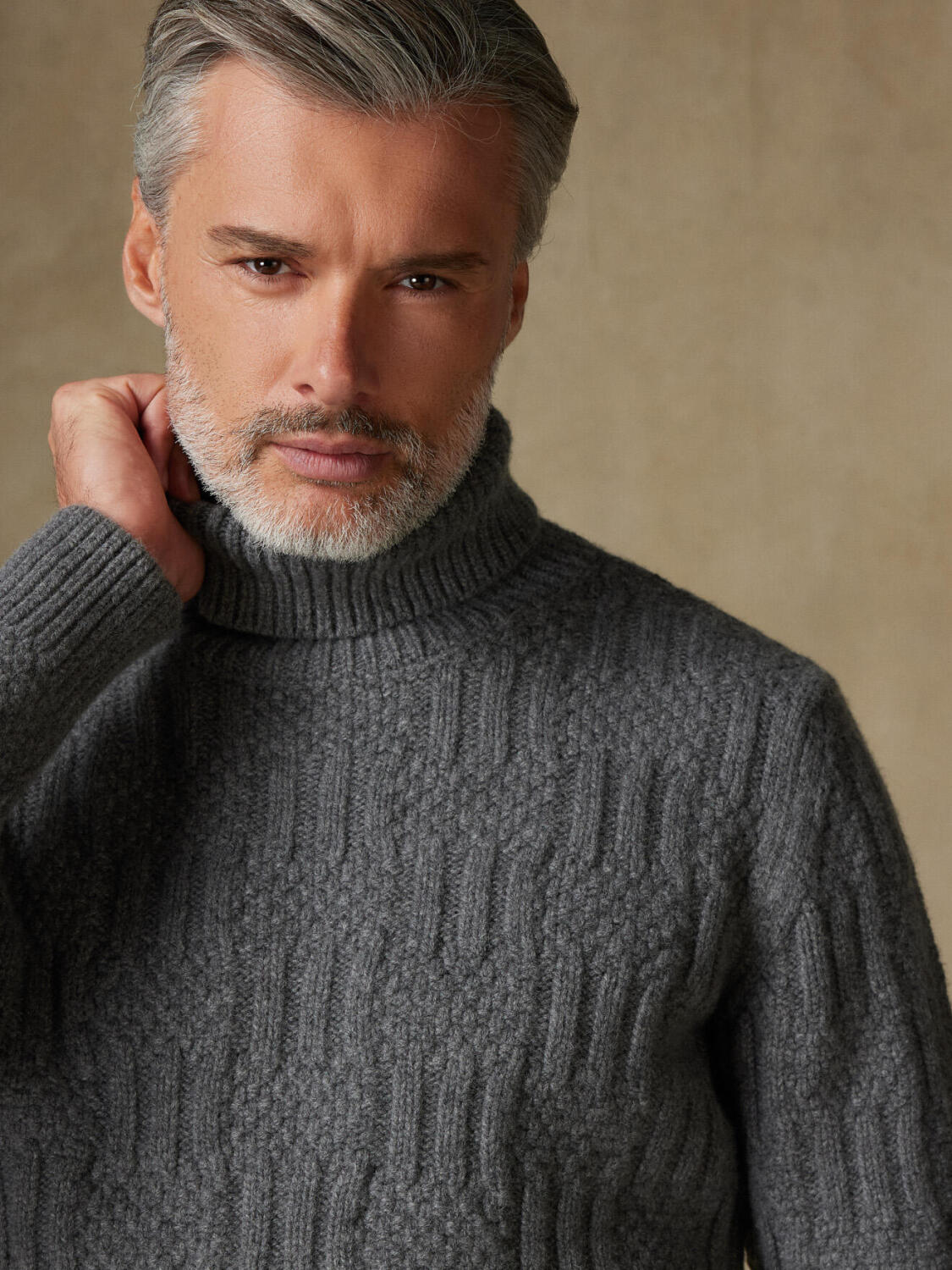 Alex gris cuello alto estructurado