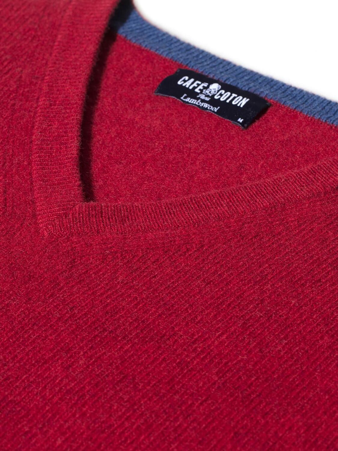 Trui met roode V-hals, lamswol