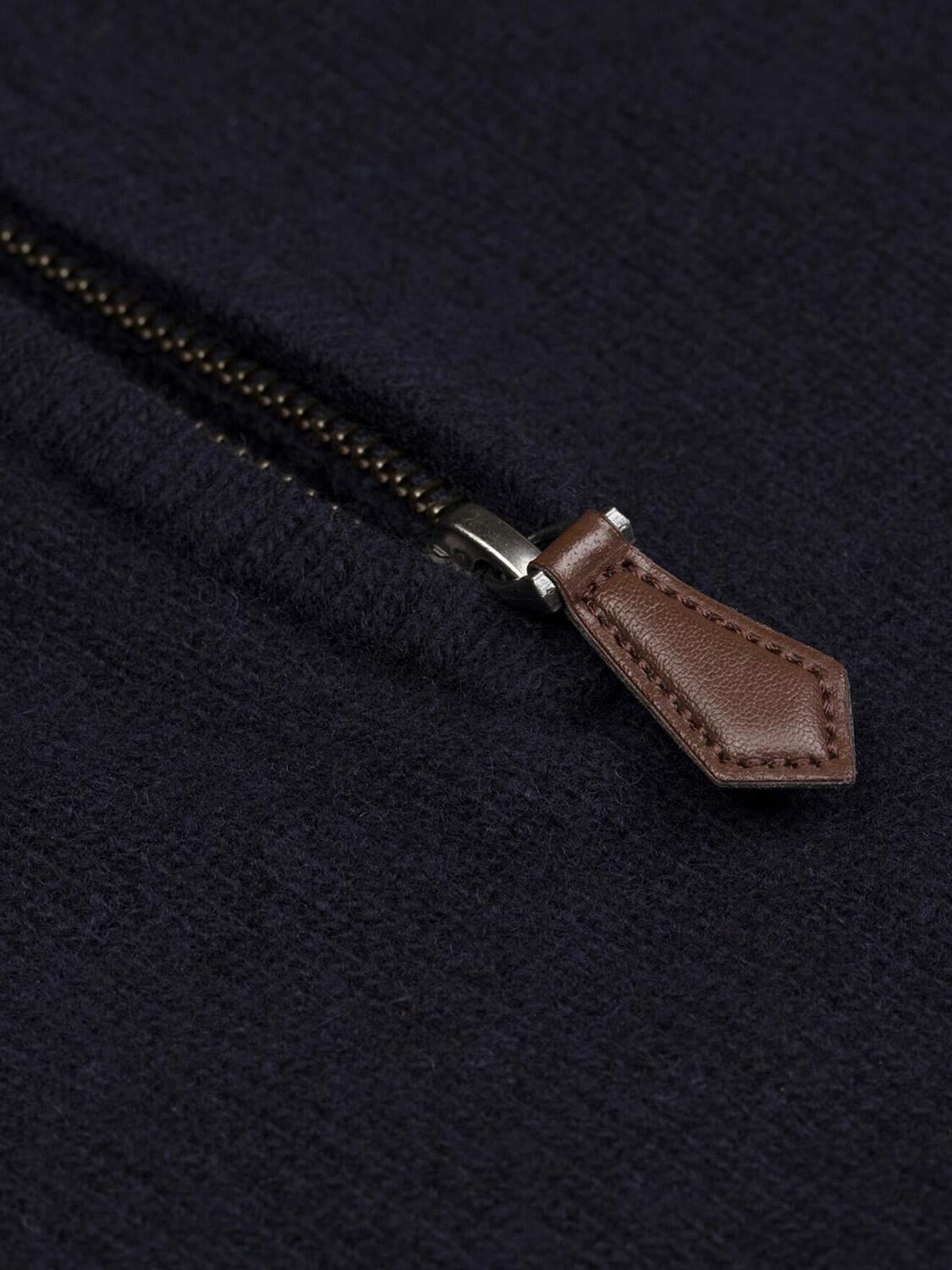 Trui met zwarte ritssluiting in lamswol